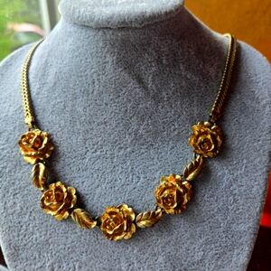 Vintage 1960s Avon linked rose necklace